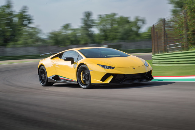 Lamborghini Huracan LP640-4 Perfomante Spyder interior 2018 Lamborghini Huracan LP640-4 Perfomante Spyder hd photo