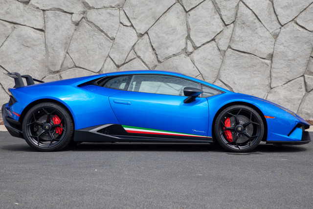 Lamborghini Huracan LP640-4 Performante Photos and Specs. Photo ...