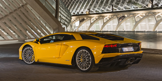Lamborghini Aventador  LP740-4 S modern specifications Lamborghini Aventador  LP740-4 S accessories specifications