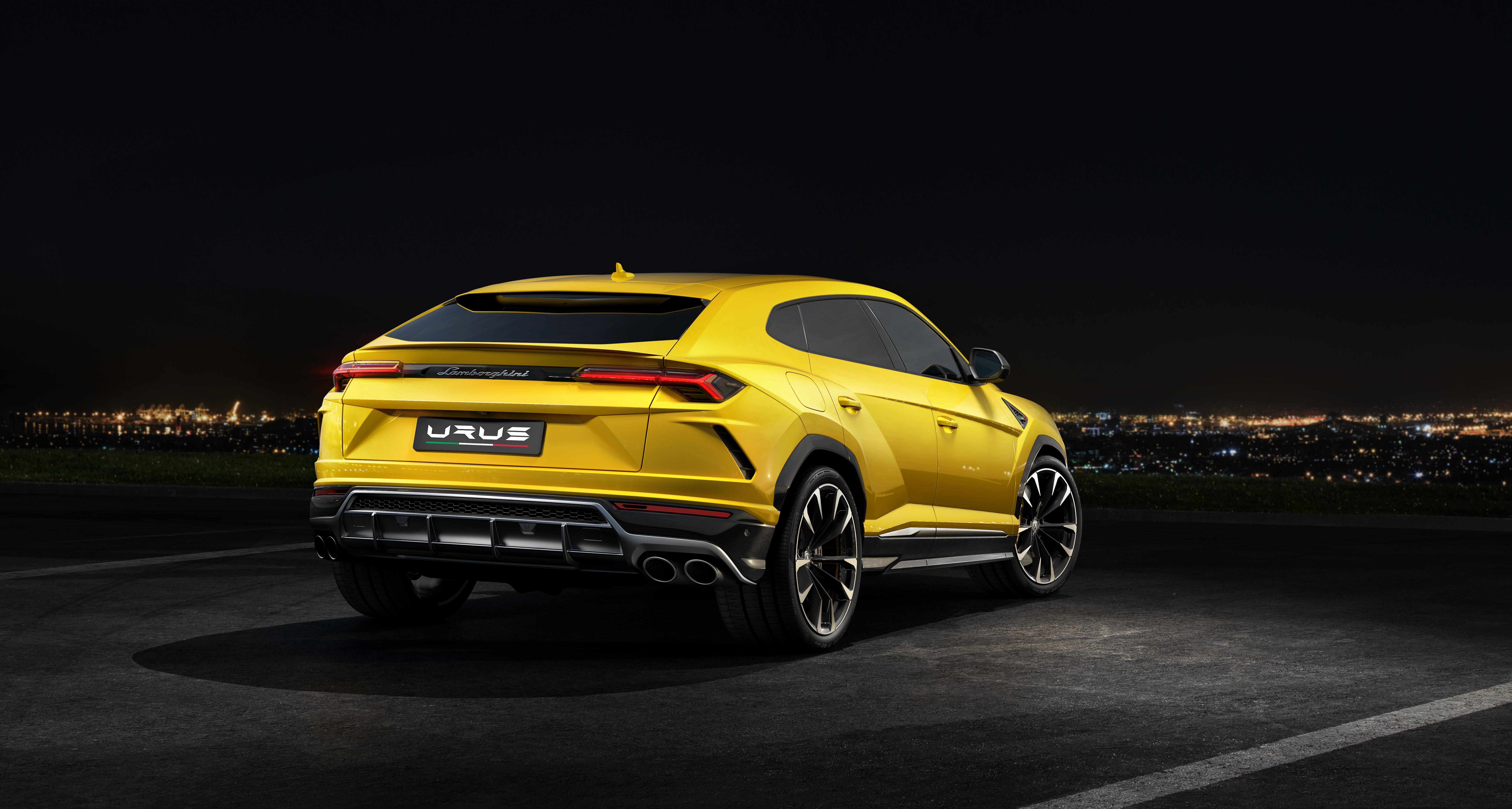 Lamborghini Urus reviews specifications