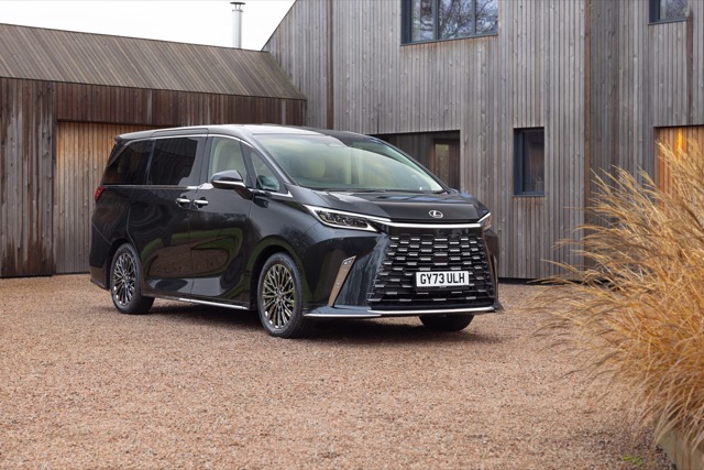Lexus LM 2023 minivan