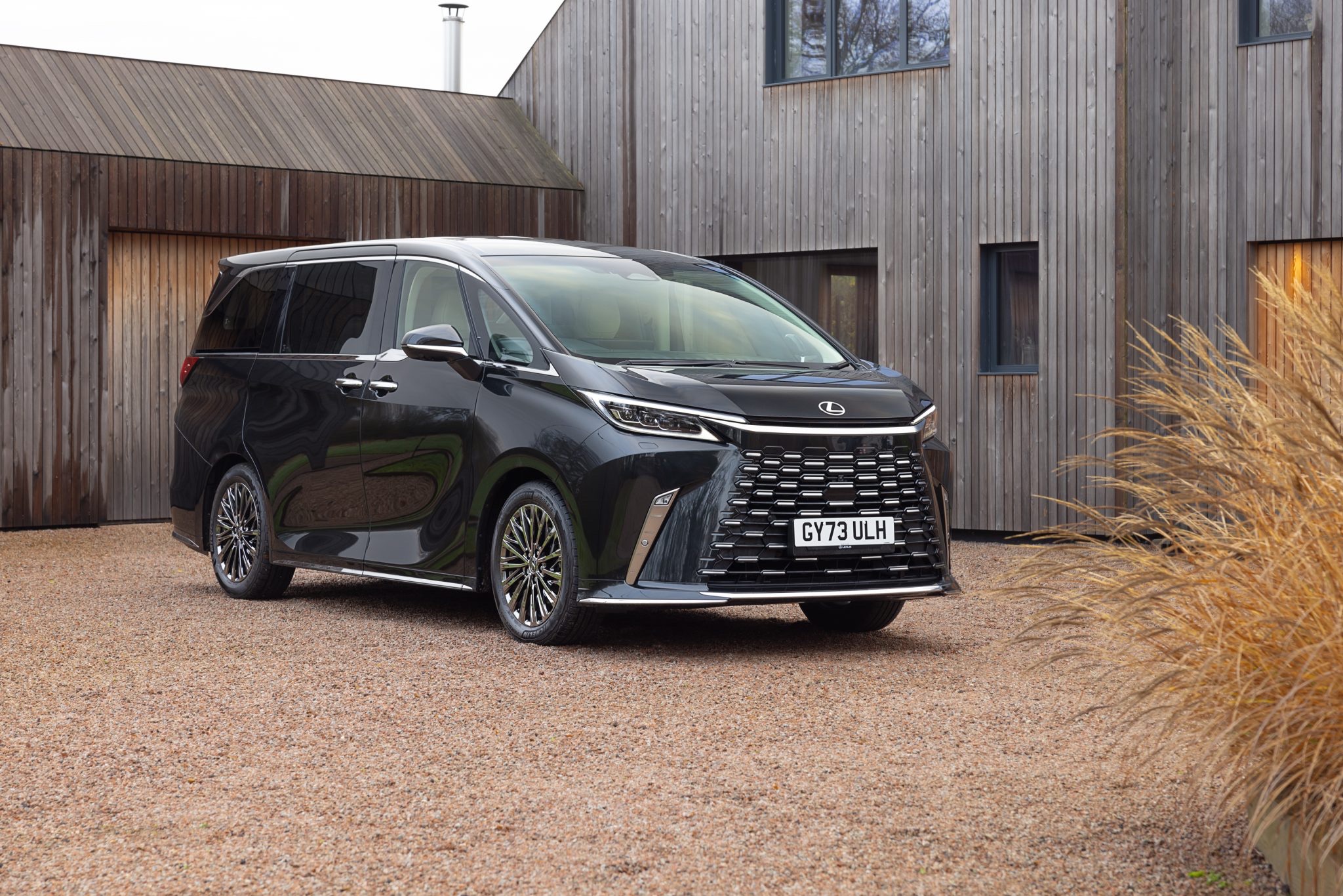 Lexus LM 2023 minivan