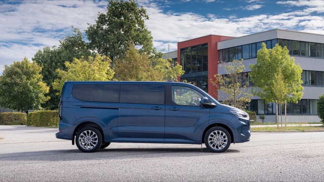 Ford Tourneo Custom 2023 minivan