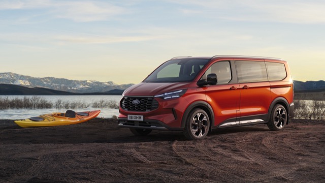 Ford Tourneo Custom 2023 minivan