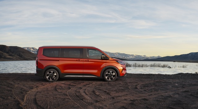 Ford Tourneo Custom 2023 minivan