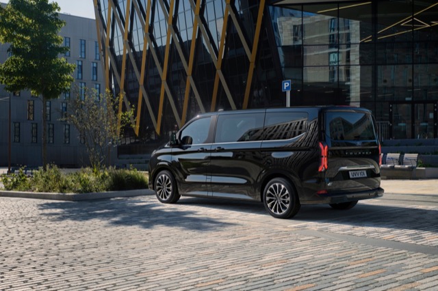 Ford Tourneo Custom 2023 minivan