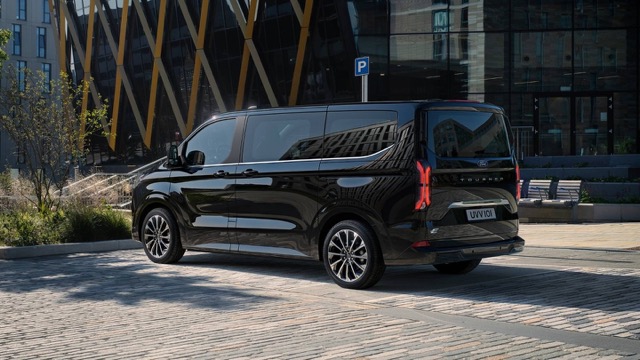 Ford Tourneo Custom 2023 minivan