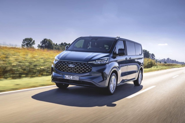Ford Tourneo Custom 2023 minivan