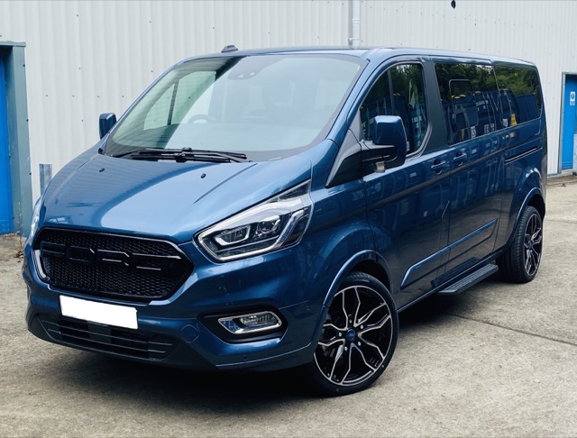 Ford Tourneo Custom 2023 minivan