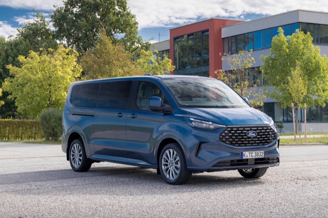 Ford Tourneo Custom 2023 minivan