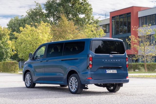 Ford Tourneo Custom 2023 minivan