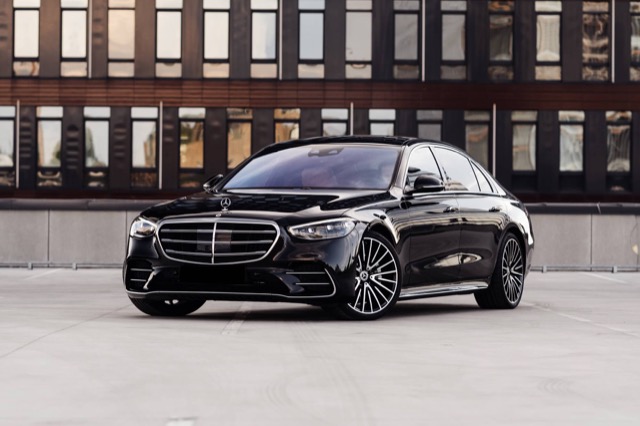 Side profile of Mercedes S-Class (W223) sedan