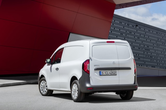 Side profile of Mercedes Citan Furgon (W420) minivan