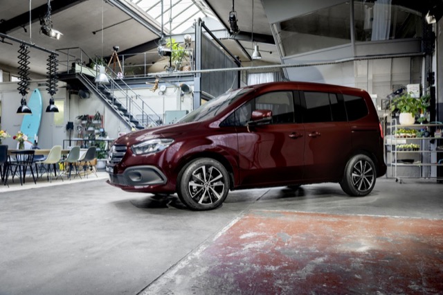 Side profile of Mercedes T-Class minivan