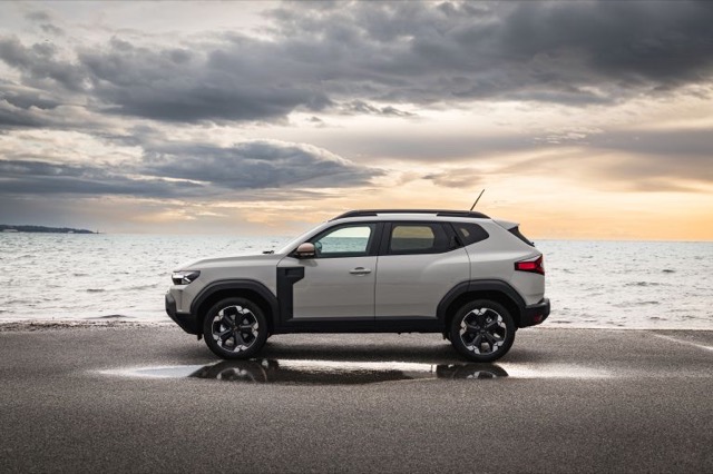 Side profile of Dacia Duster suv