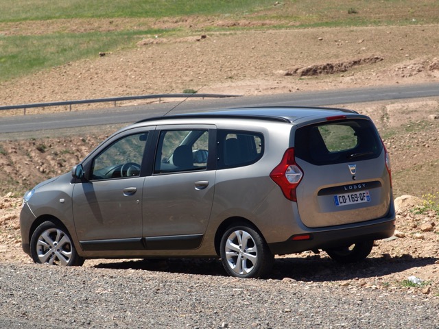 Side profile of Dacia Lodgy minivan