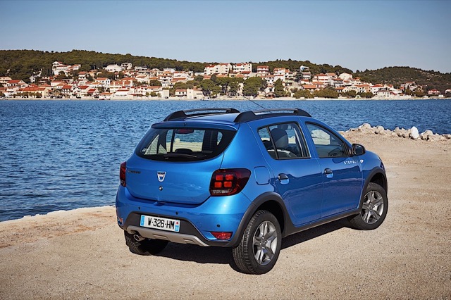 Rear view of Dacia Sandero Stepway 2016