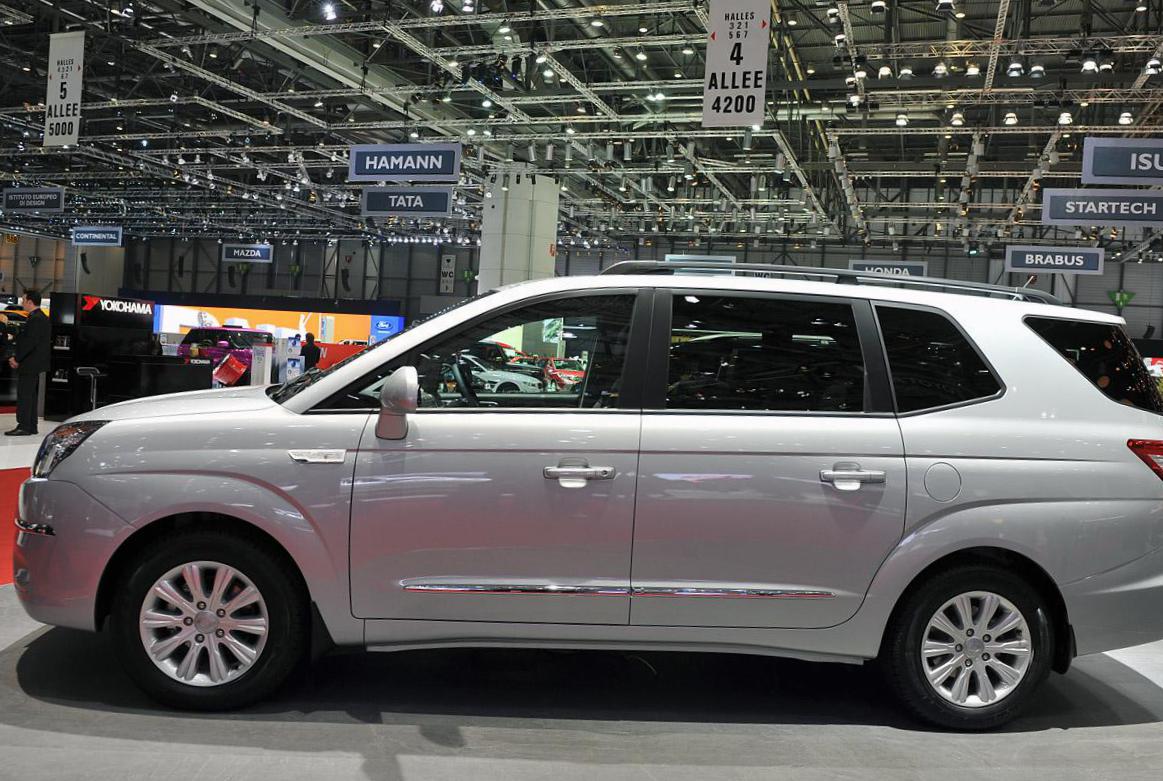 SsangYong Rodius 2013 minivan