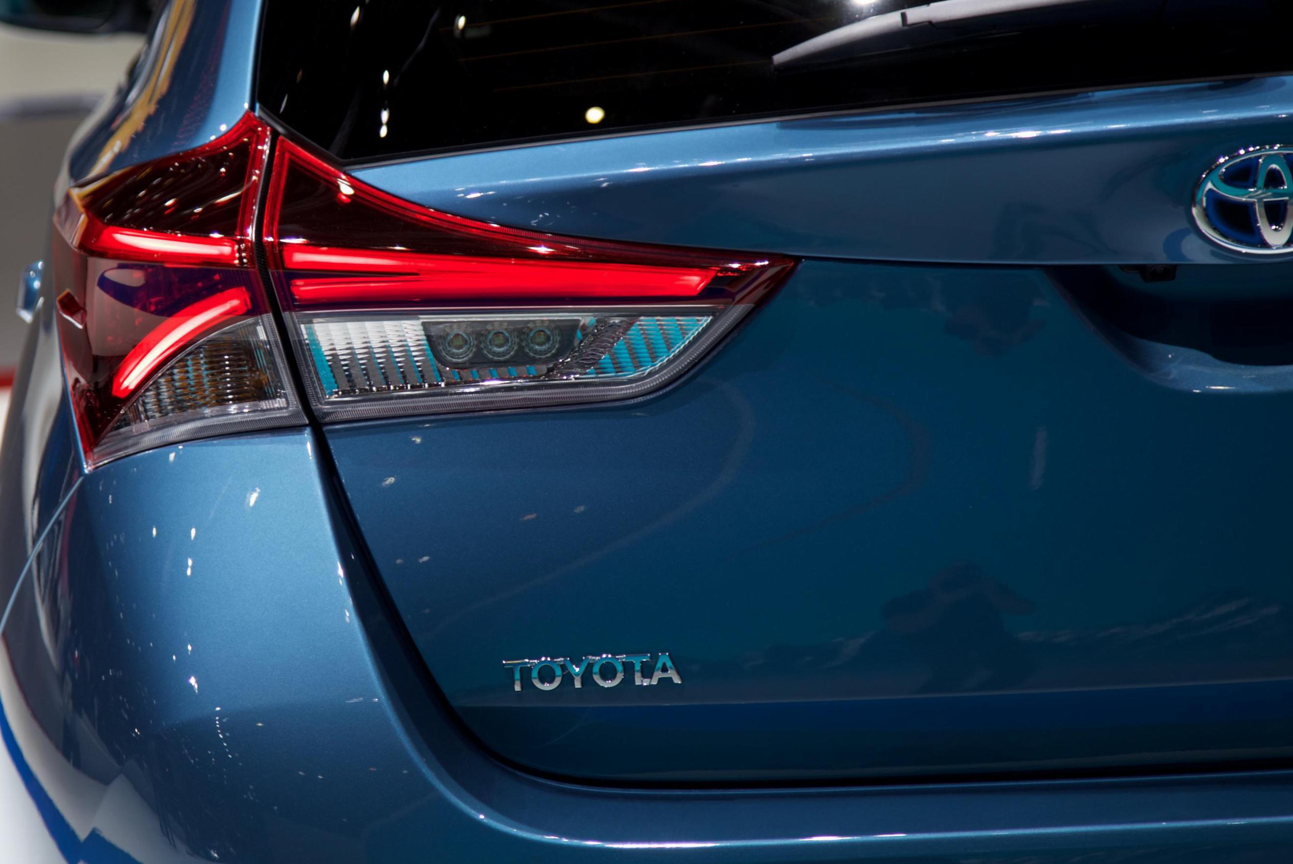 Toyota Auris Hybrid review 2013