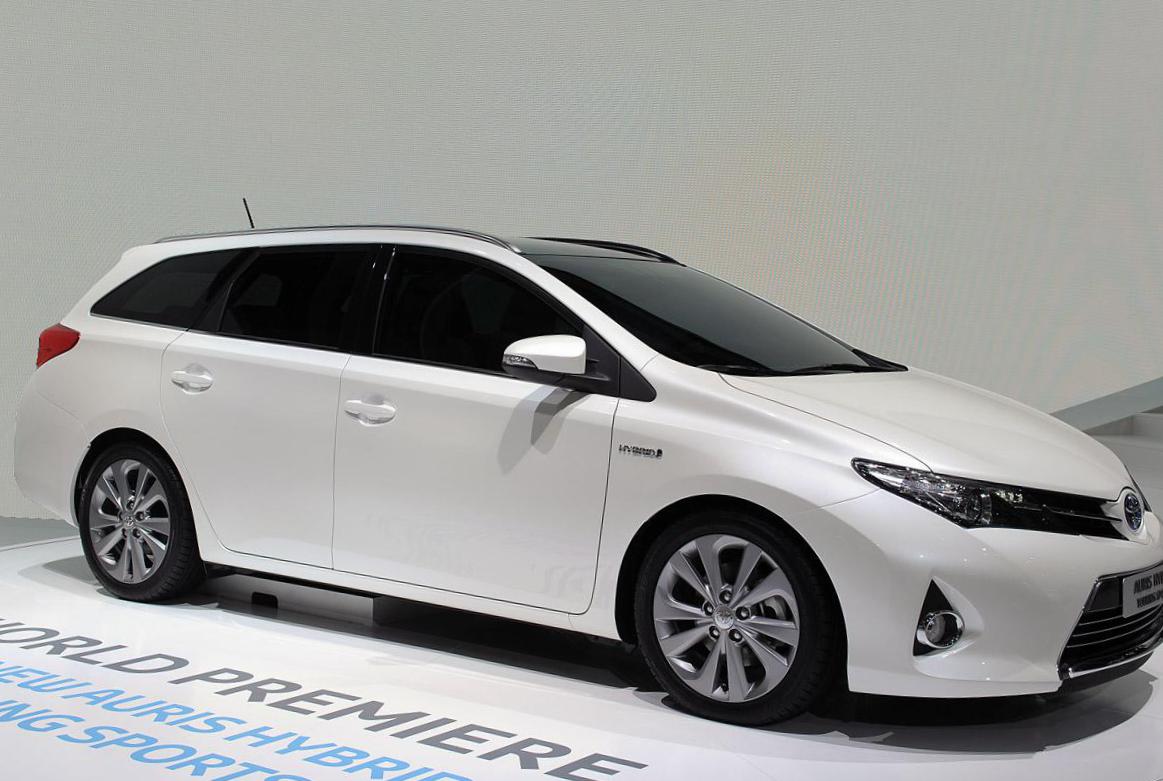 Toyota Auris Touring Sports Hybrid Characteristics sedan