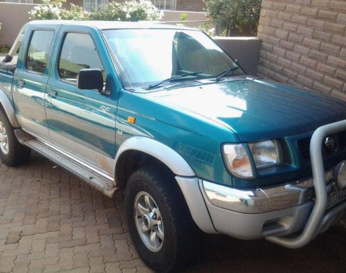 Nissan NP300 Double Cab cost hatchback