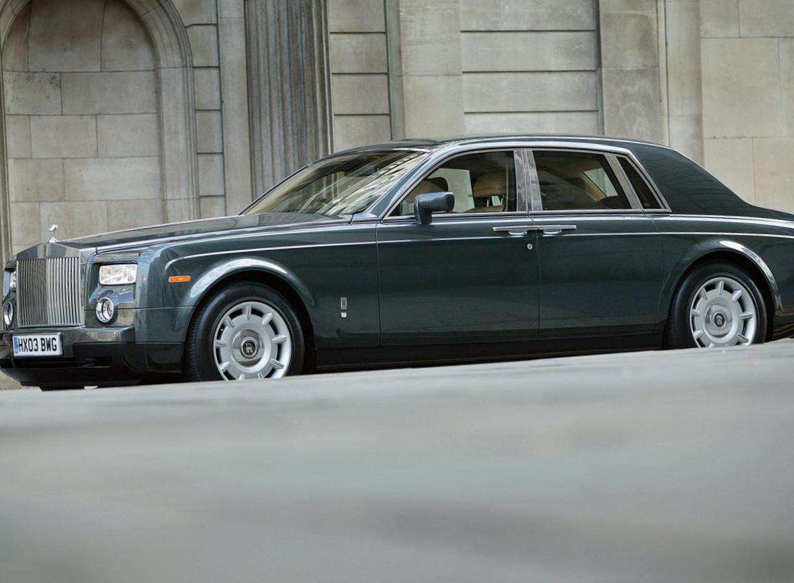 Rolls-Royce Phantom Characteristics sedan